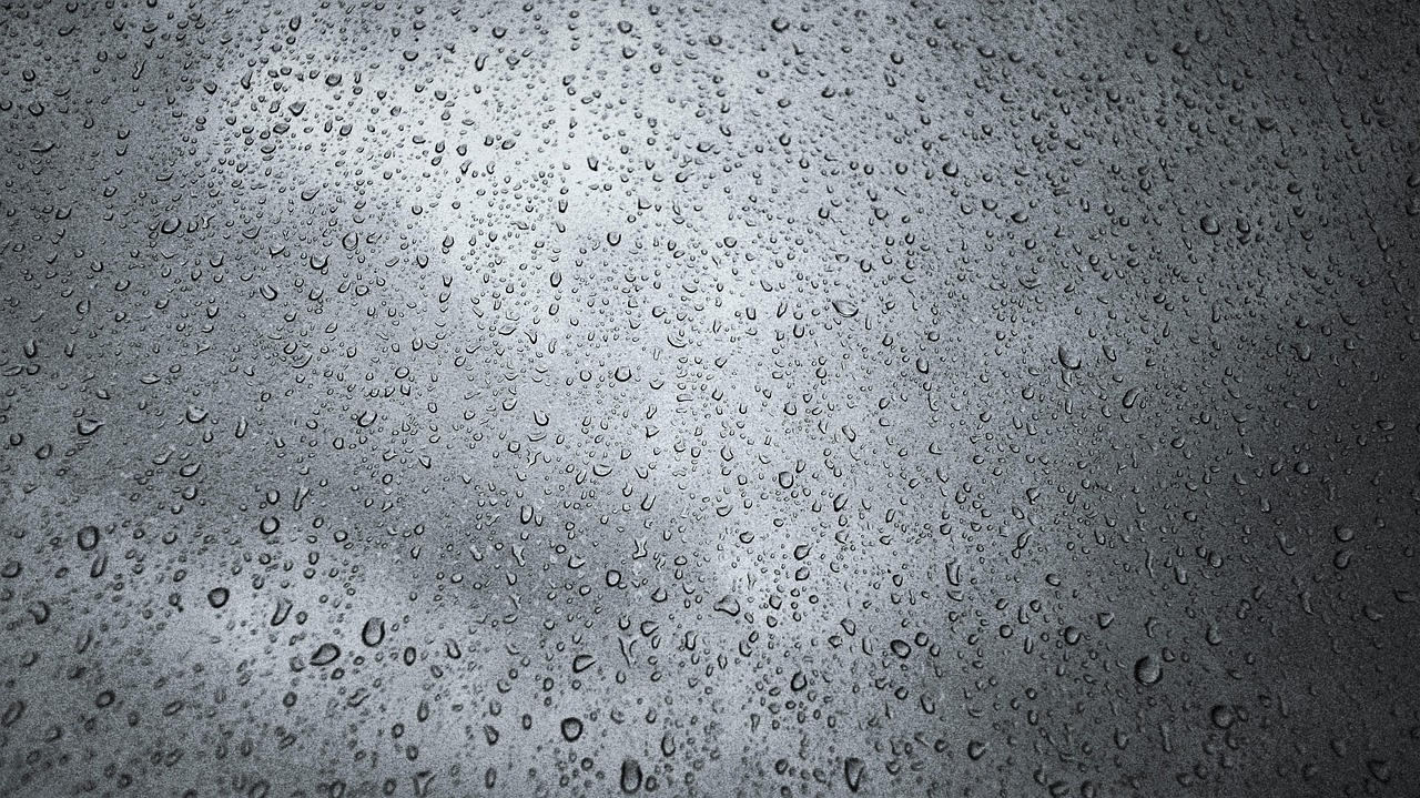 クールなポンチョは雨の日にも兼用できるの？