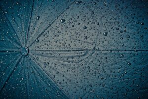 クールポンチョは雨の日にも使える兼用アイテムなの？