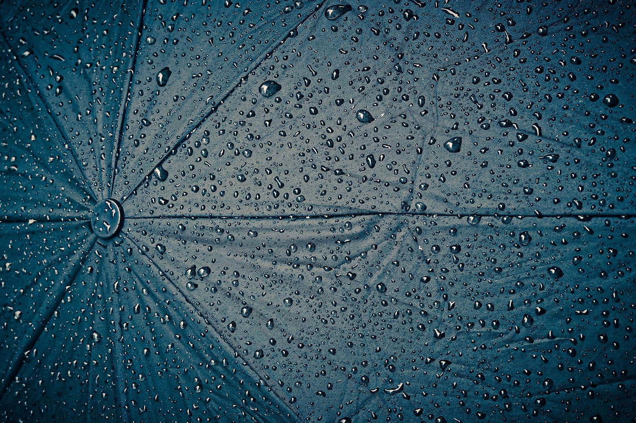 クールポンチョは雨の日にも使える兼用アイテムなの？