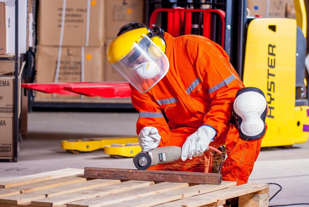 冷却ベストを使った屋外作業に最適なおすすめアイテムは？