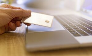 熱中症対策に役立つグッズは近くの店でどこに売っている？